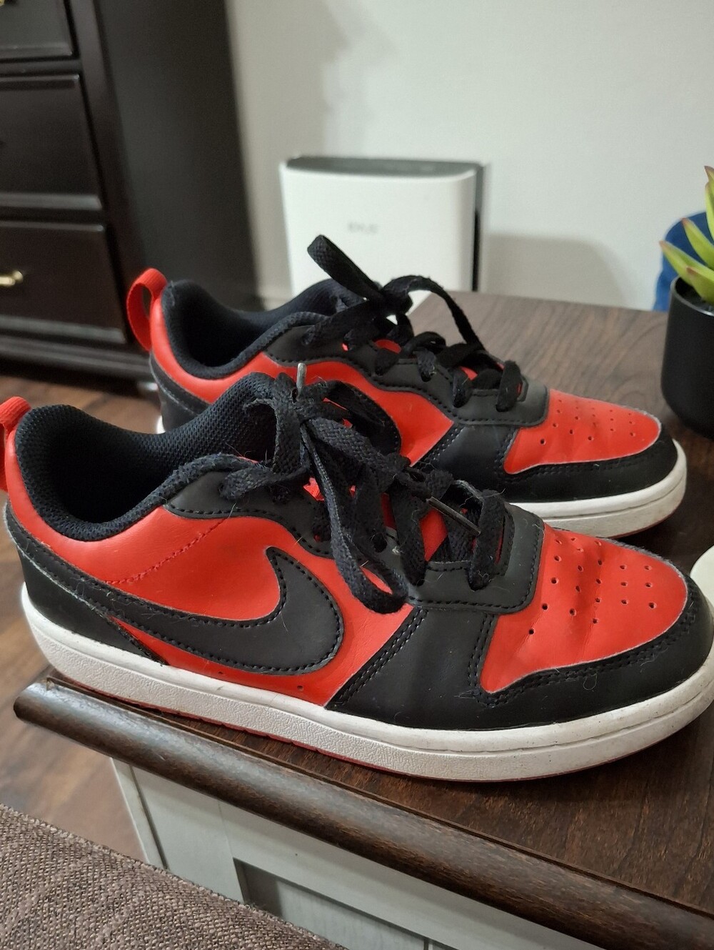 Nike Kids Red and Black Low-Top Sneakers